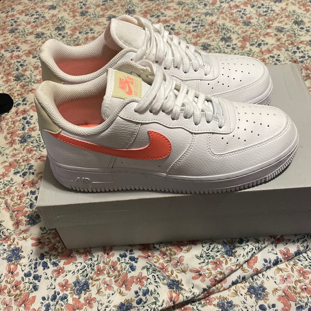 Women Air Force 1. 07 style white n atomic pink